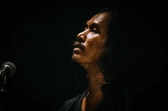 Lagu-lagu Sisir Tanah menitikberatkan pada pesan cinta dan damai dalam perjalanan hidup manusia.